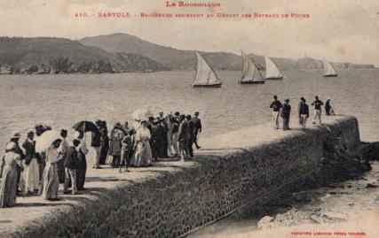 POSTAL PV08626: Baigneurs assistant au Depart des Bateaux de Peche, Banyuls