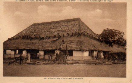 POSTAL PV08699: Couverture d'une case a Sokode (missions africaines), Togo