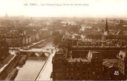 POSTAL PV08555: Vue panoramique prise de Notre-Dame, Paris