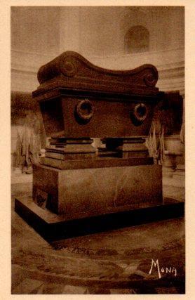 POSTAL PV08342: Tombeau de Napoleon sous le Dome des Invalides, Paris