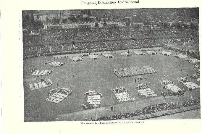 LAMINA ESPASA 39251: Ordenacion en el estadio de Montjuic de Barcelona