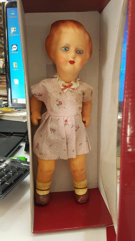 Muñeca antigua de yeso o similar, con vestido corto lazo rojo