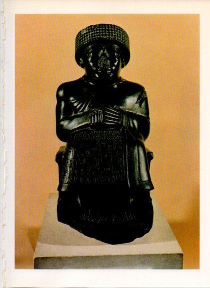 LAMINA V32260: Estatua sedente de Gudea de Lagash en trasera piedra infeudatoria