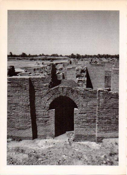 LAMINA V32261: Muralla y puerta del Palacio del Sur de Babilonia