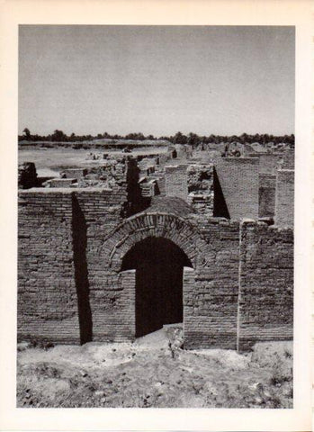 LAMINA V32261: Muralla y puerta del Palacio del Sur de Babilonia