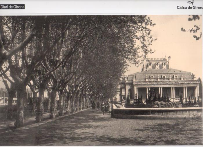 LAMINA V31555: Passeig de Barcelona i Palau Malagrida, Olot
