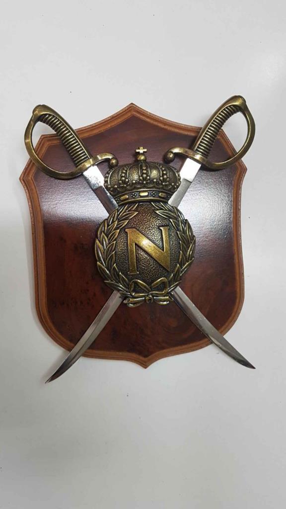 Escudo: decorativo de Napoleon para colgar en pared. Espadas cruzadas