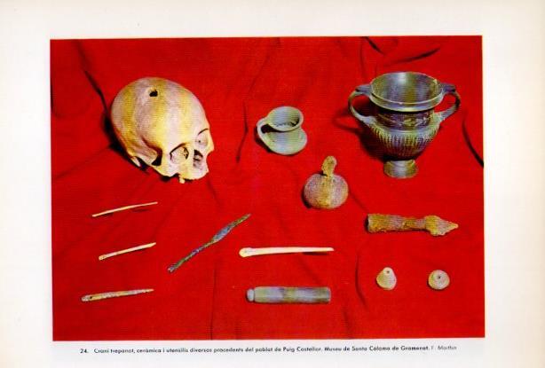 LAMINA V34682: Crani, ceramica i utensilis procedents de Puig Castellar