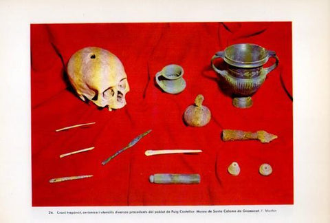 LAMINA V34682: Crani, ceramica i utensilis procedents de Puig Castellar