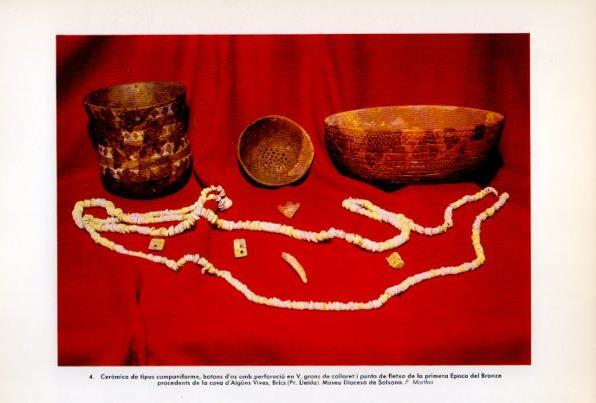LAMINA V34631: Objectes trobats a la cova d'Aigues Vives, Brics 