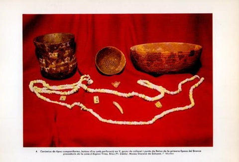 LAMINA V34631: Objectes trobats a la cova d'Aigues Vives, Brics 